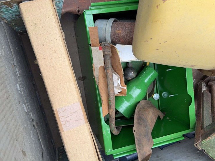 john-deere-standard-hydraulic-unit-&-assorted-john-deere-parts-image-2