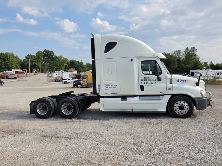 2012-freightliner-cascadia-125-image-17