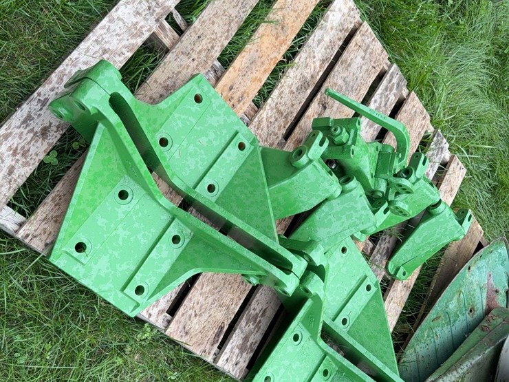 john-deere-dubuque-high-crop-brackets-image-2