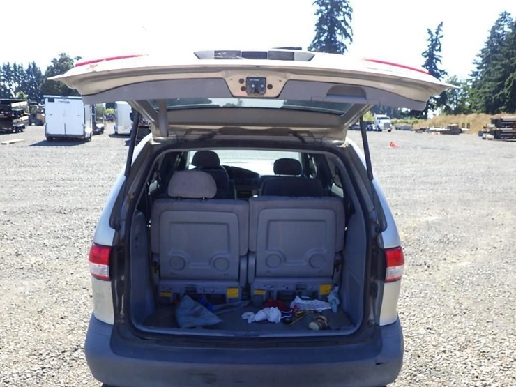 2002-toyota-sienna-image-13