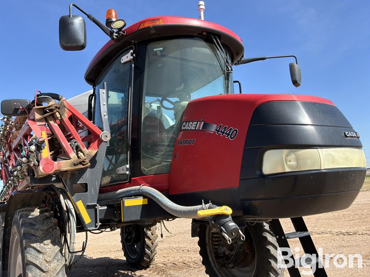 2016-case-ih-patriot-4440-image-11