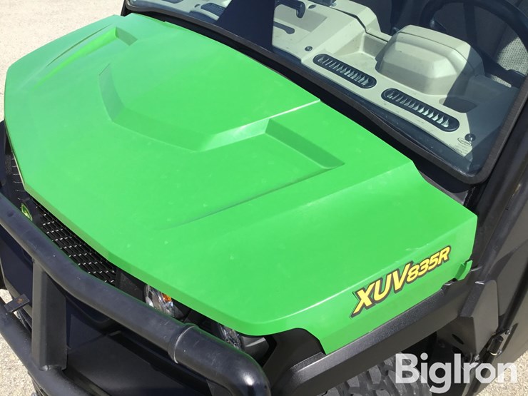 2019-john-deere-gator-image-11