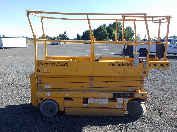 2015-haulotte-2632e-scissor-lift-image-6