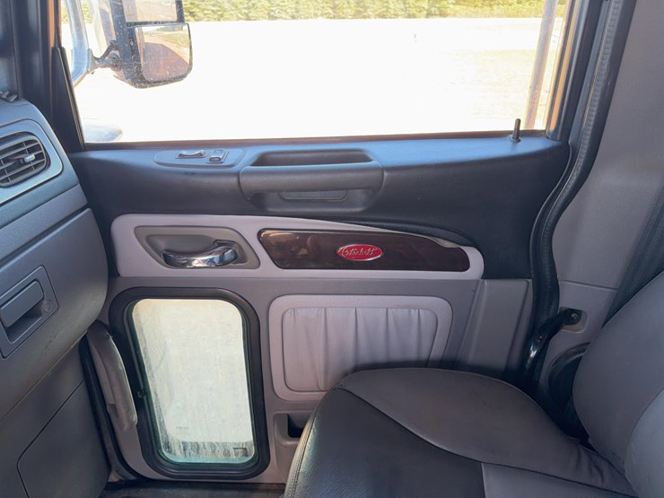 2022-peterbilt-389-image-39