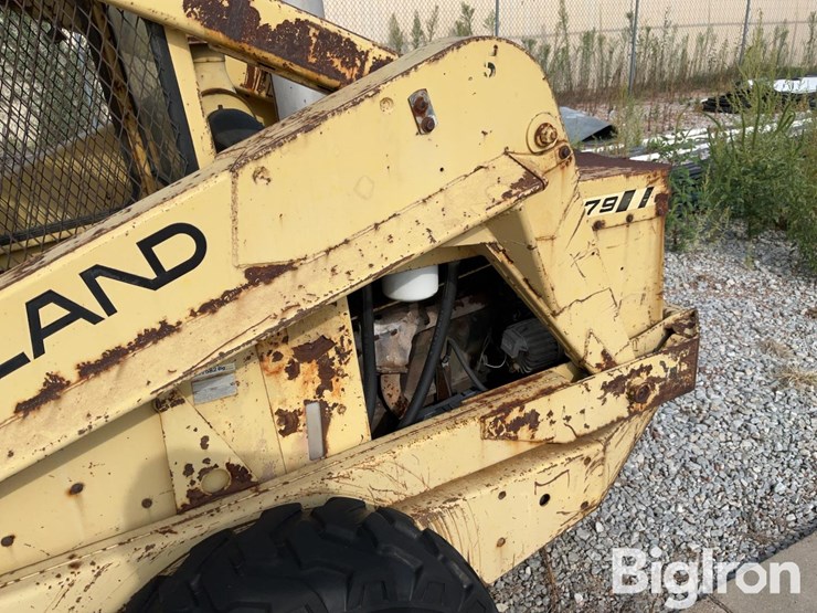 new-holland-l779-image-14
