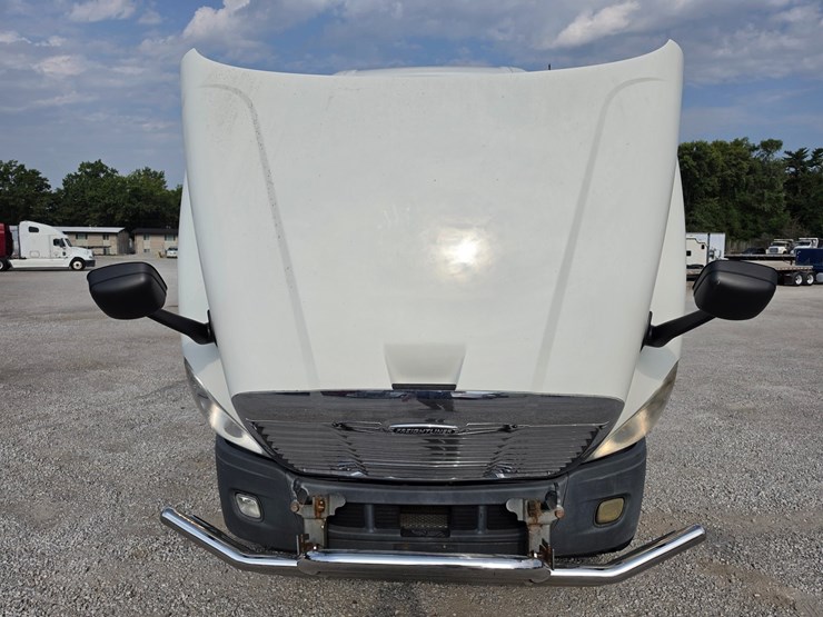 2012-freightliner-cascadia-125-image-34