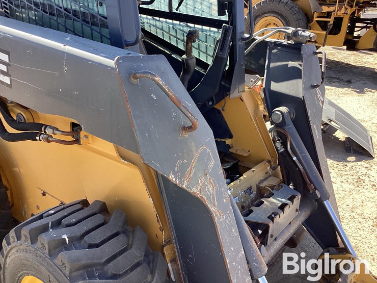 2011-deere-326d-image-17