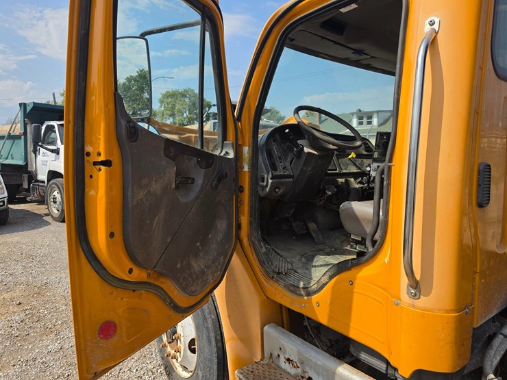 2005-freightliner-m2-106-image-61