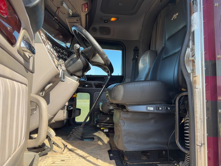 2022-peterbilt-389-image-32