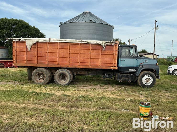 1981-ford-7000-image-4