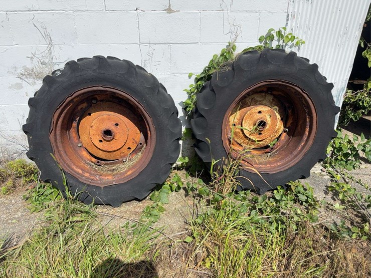 john-deere-420-utility-wheels-image-1
