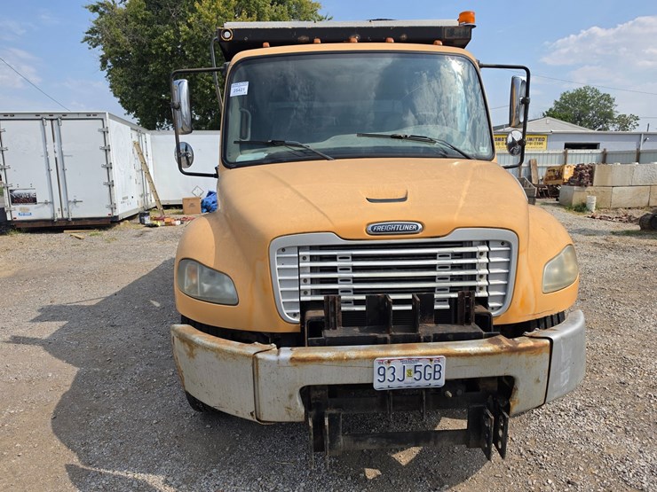 2005-freightliner-m2-106-image-14