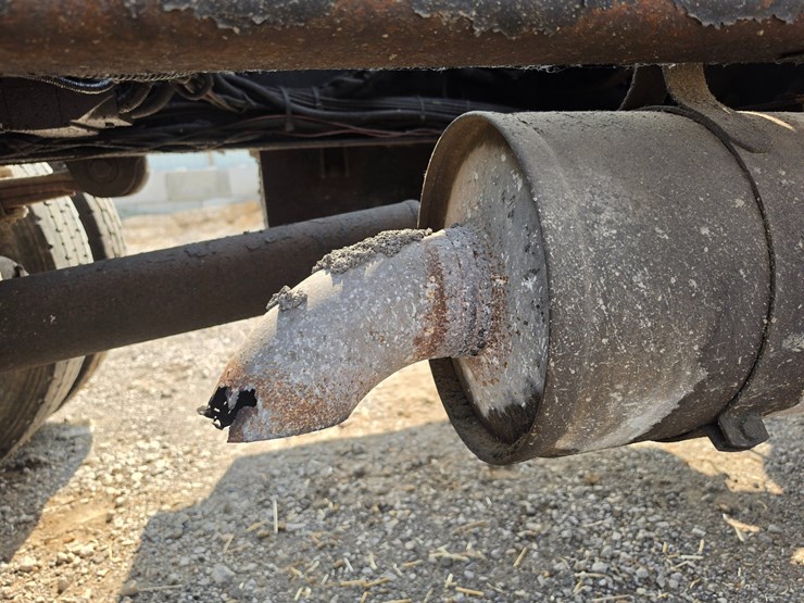 2005-freightliner-m2-106-image-95
