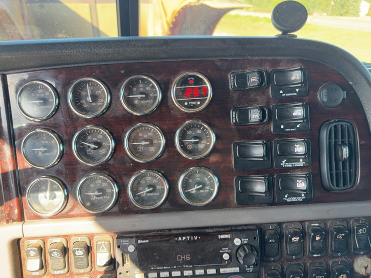 2022-peterbilt-389-image-40