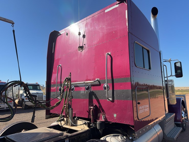 2022-peterbilt-389-image-12