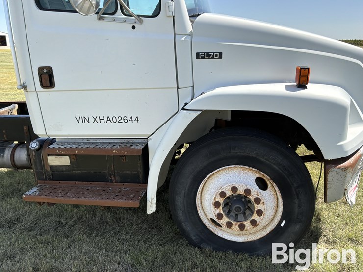 1999-freightliner-fl70-image-15