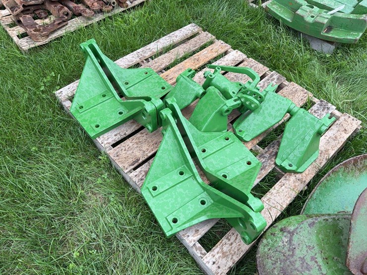 john-deere-dubuque-high-crop-brackets-image-1
