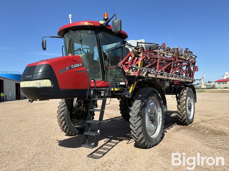 2016-case-ih-patriot-4440-image-1