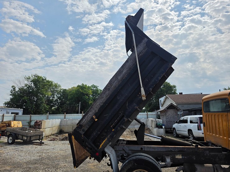 2005-freightliner-m2-106-image-19