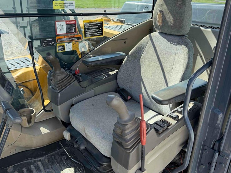 2011-deere-120d-image-23