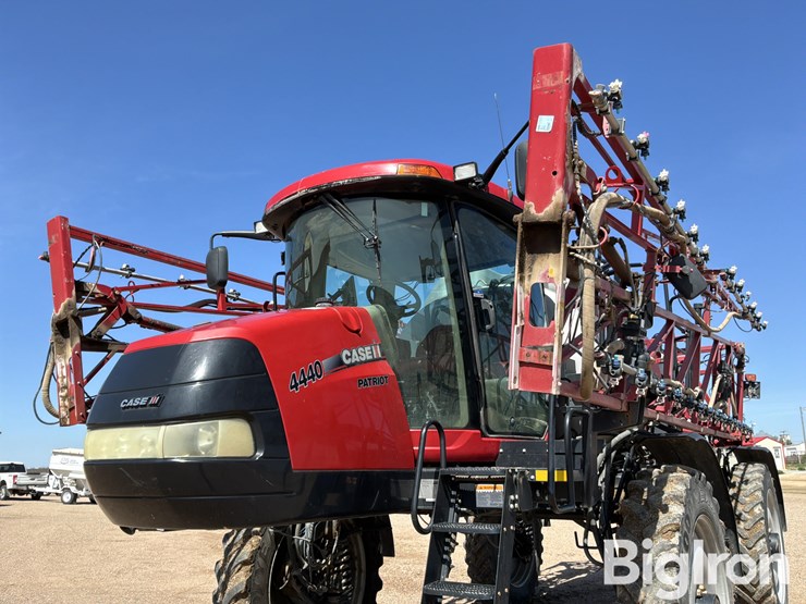 2015-case-ih-patriot-4440-image-10