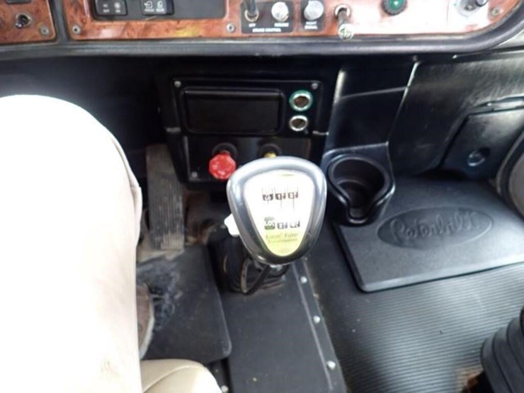 2004-peterbilt-379-image-23