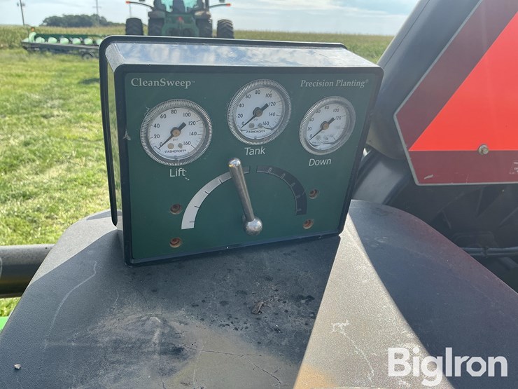 john-deere-1700-image-14