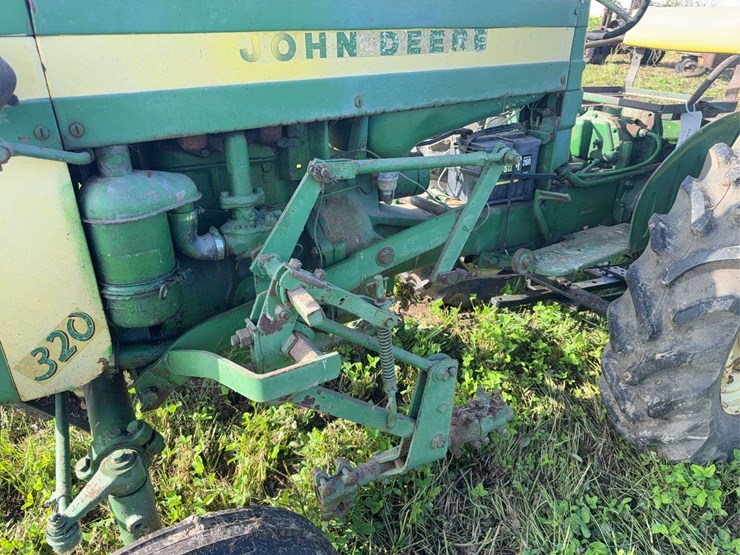 john-deere-320-image-18