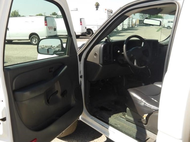 2005-chevrolet-silverado-2500-image-13