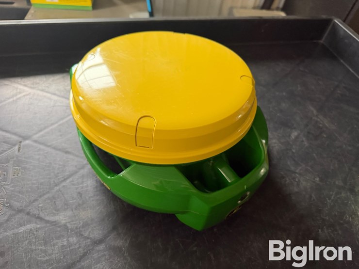 2024-john-deere-7000-image-3