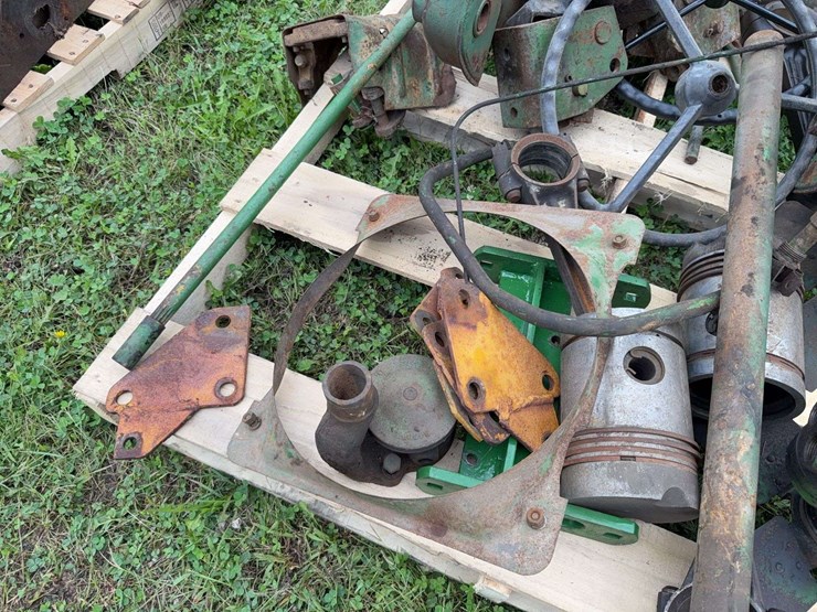 john-deere-dubuque-hitch-&-assorted-parts-image-3