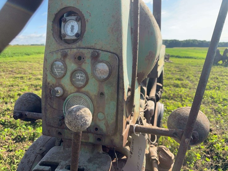 john-deere-520-image-11