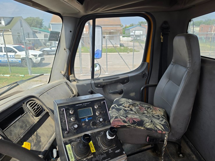 2005-freightliner-m2-106-image-67