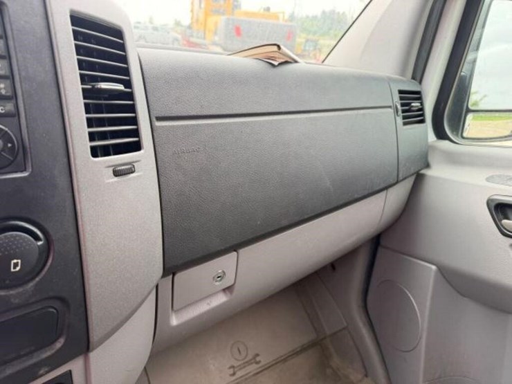 2018-mercedes-benz-sprinter-2500-image-15