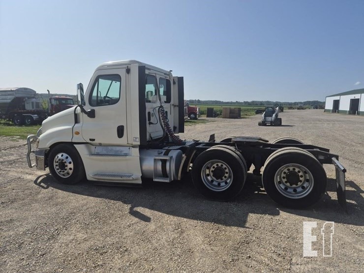 2013-freightliner-cascadia-125-image-10