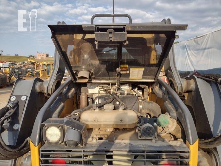 2019-deere-324g-image-24