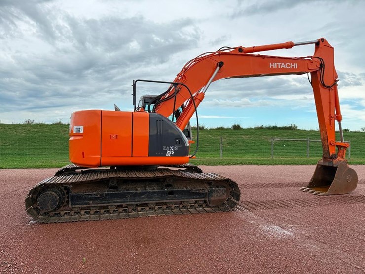 hitachi-zx225us-lc-image-3