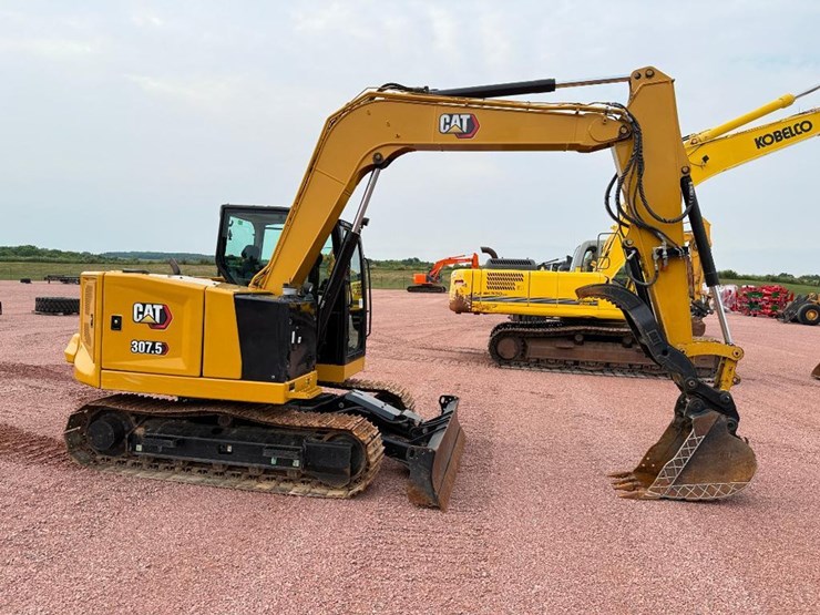 caterpillar-307.5-image-2