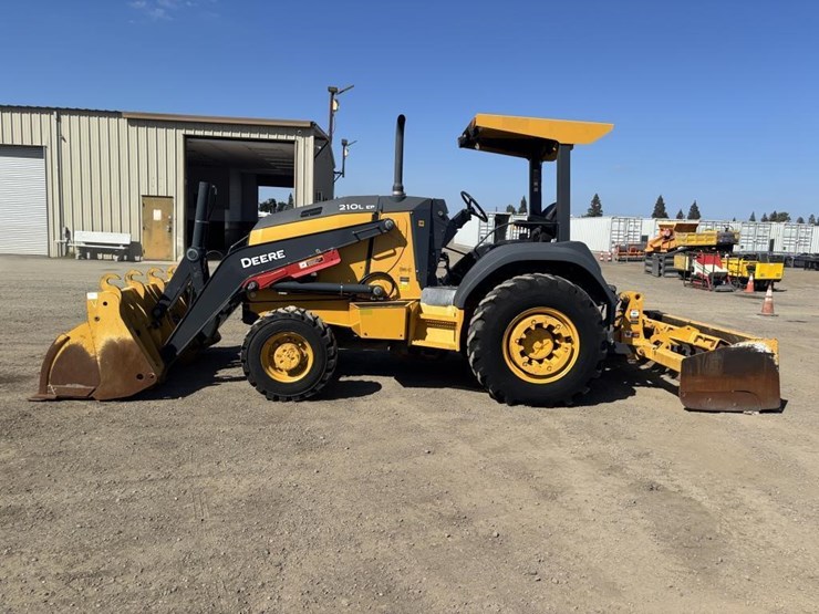2021-deere-210l-image-5