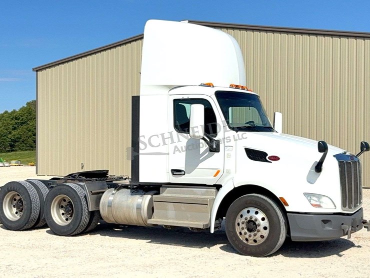 2020-peterbilt-579-image-1