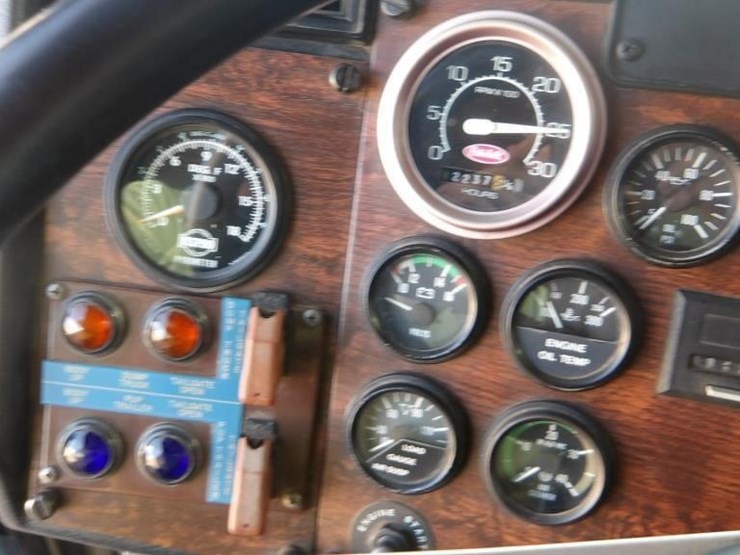 1997-peterbilt-379-image-26