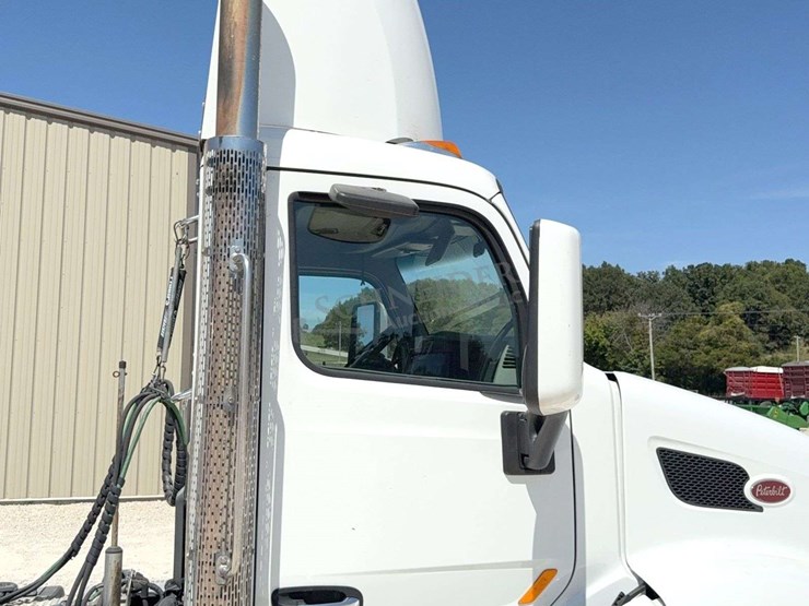 2018-peterbilt-579-image-16
