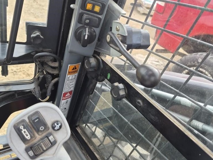 new-holland-l230-image-14