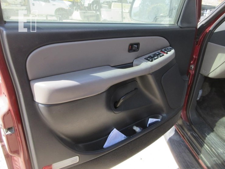 2002-chevrolet-tahoe-image-12