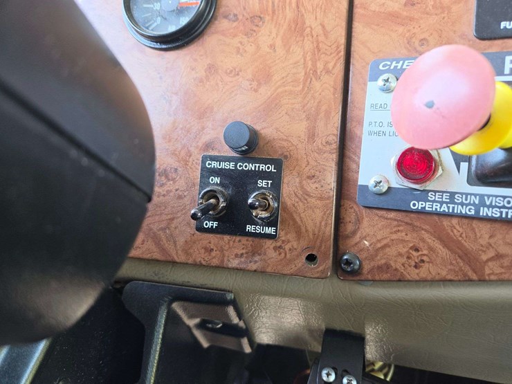 2006-peterbilt-335-image-57