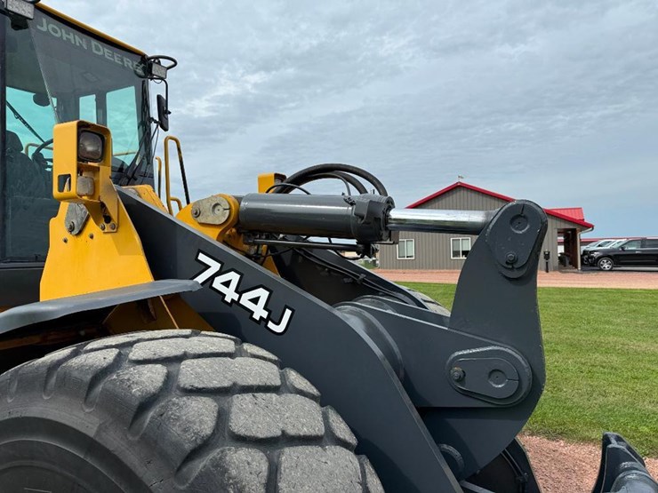 2005-deere-744j-image-30