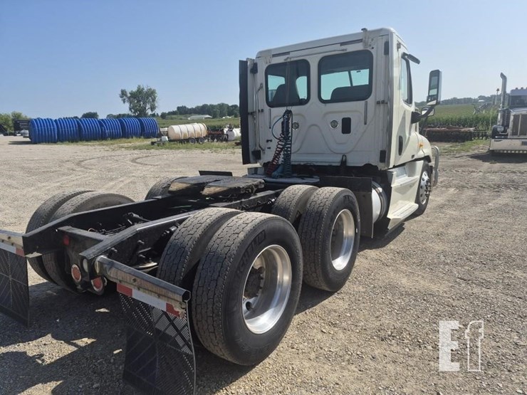 2013-freightliner-cascadia-125-image-3