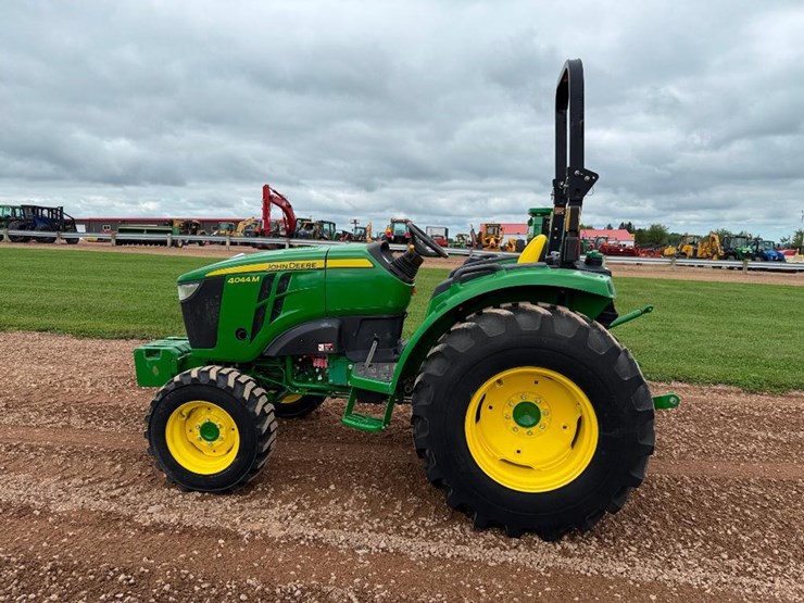 john-deere-4044m-image-6