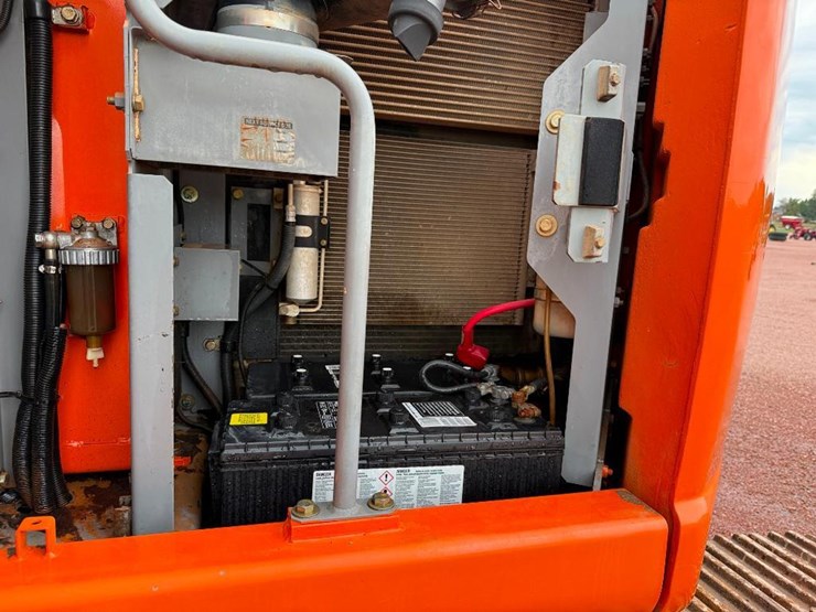 hitachi-zx225us-lc-image-45