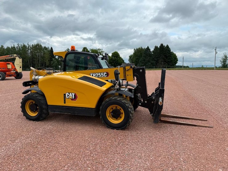 2021-caterpillar-th255c-image-3